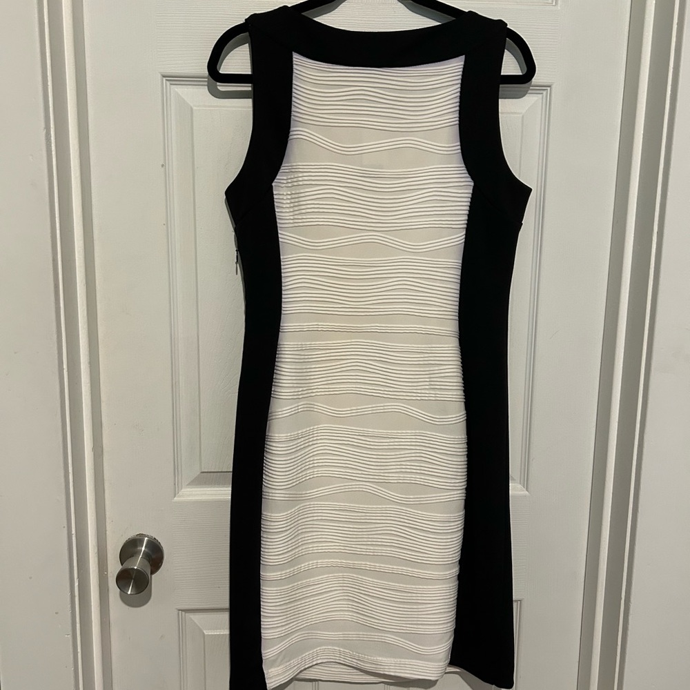 Black and white dress size 8 Beautiful silhouette!